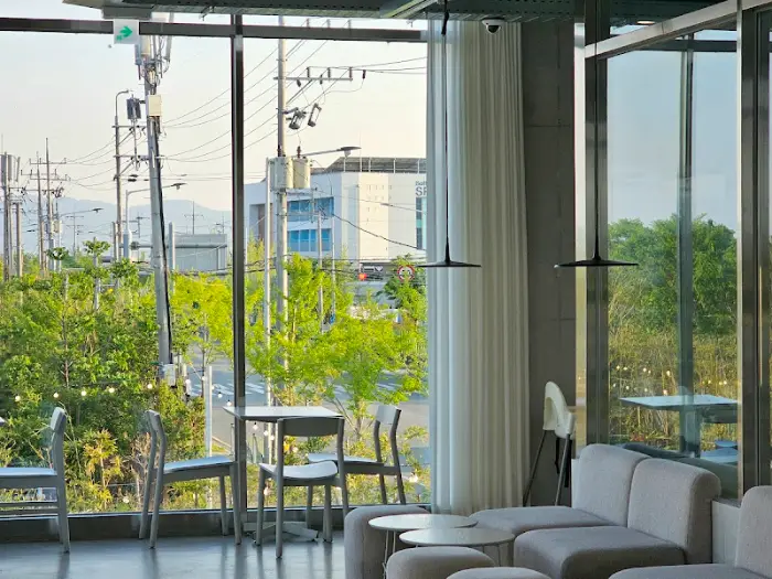 카페 내부의 테이블과 창밖 풍경