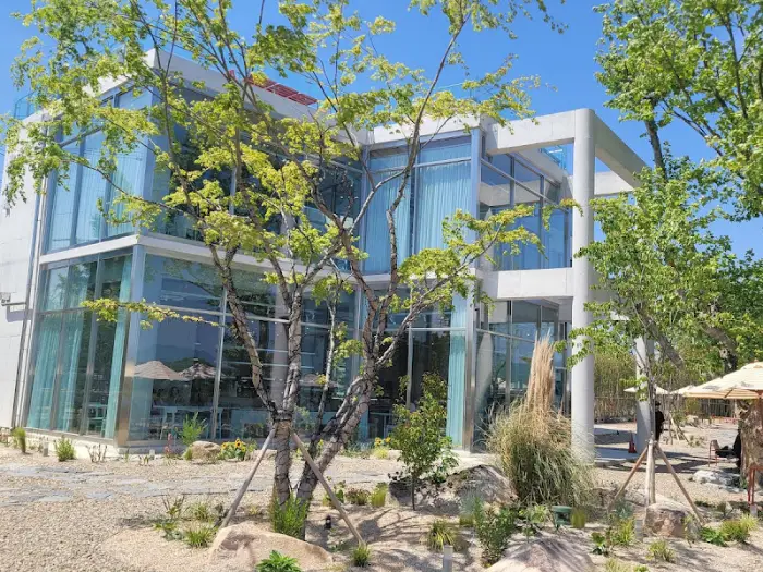 햇살 좋은 날의 카페 외관