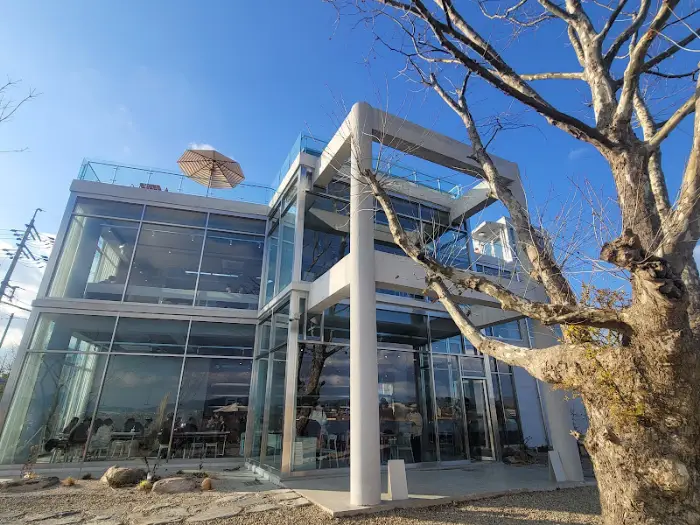 카페 건물 전경과 하늘