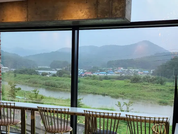 창가 바 테이블 좌석과 그 너머로 보이는 계곡 풍경
