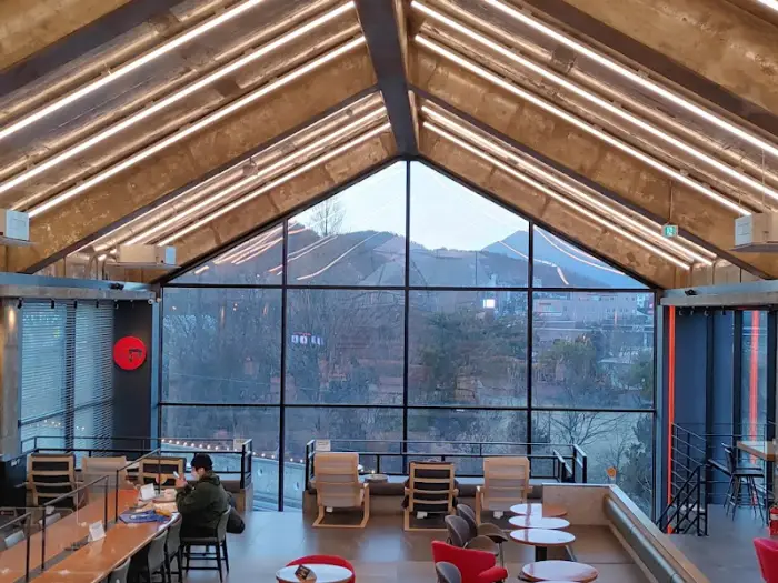 2층 내부의 다양한 테이블과 창밖 풍경