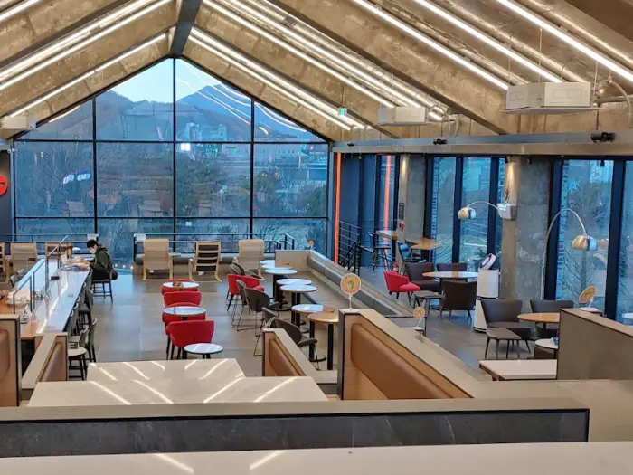 카운터 진열대의 다양한 빵과 케이크