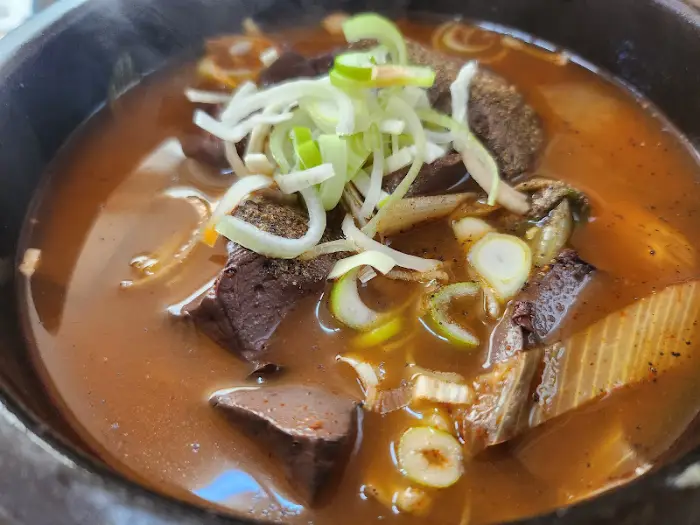 푸짐한 선지 건더기와 파가 어우러진 선지국밥