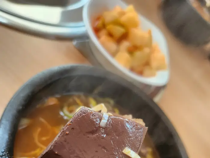 선지국밥 위에 얹어진 큼직한 선지 한 조각