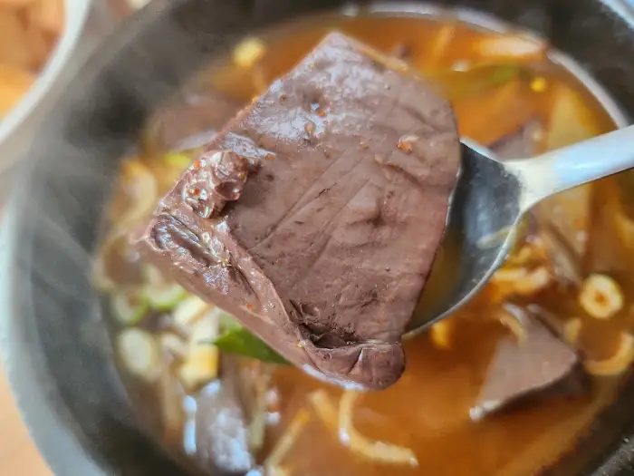 스푼에 담긴 선지 덩어리