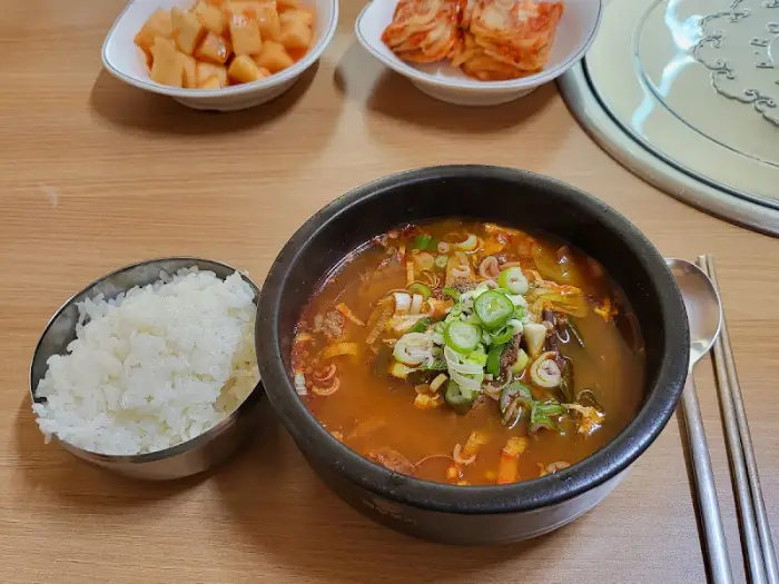 육개장 한 그릇과 밥, 깍두기, 김치