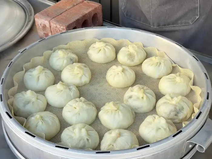 찜기 안에 가지런히 놓인 찐빵들