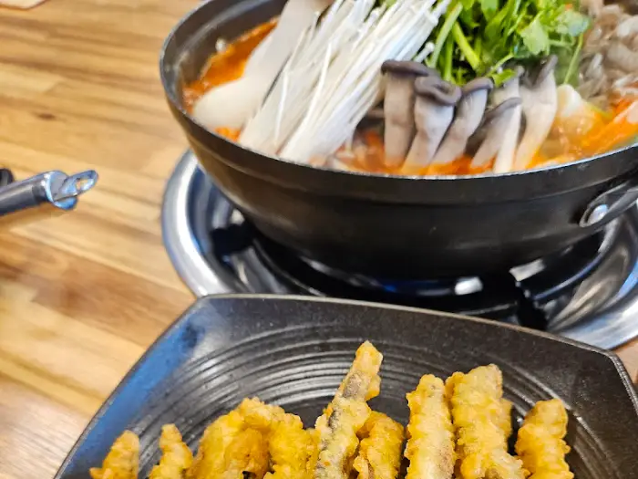 매운탕 냄비 속 버섯과 채소, 그리고 미꾸라지 튀김