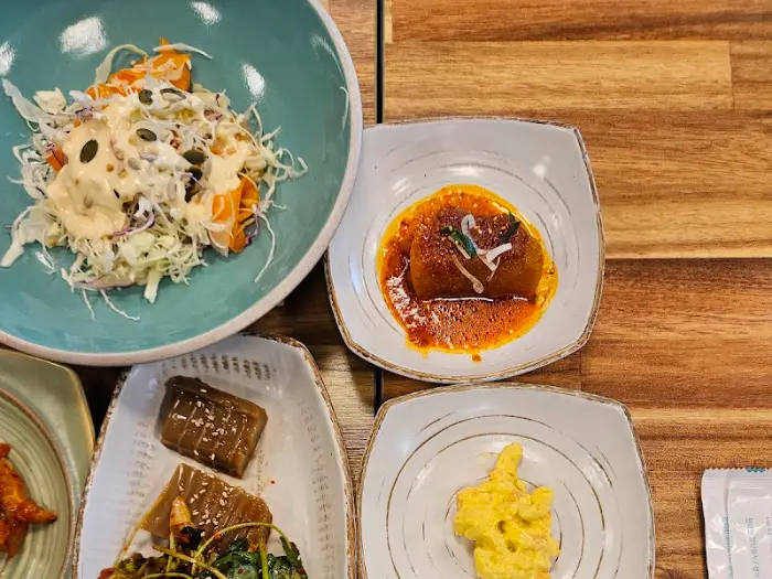 다양한 반찬들과 샐러드, 그리고 묵 요리