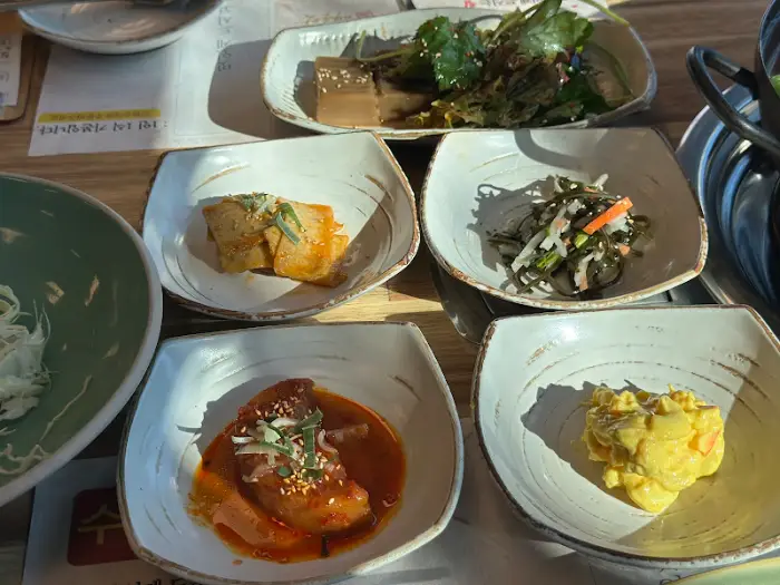 여러 가지 종류의 반찬 접시들