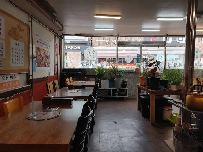 넓은 식당 내부