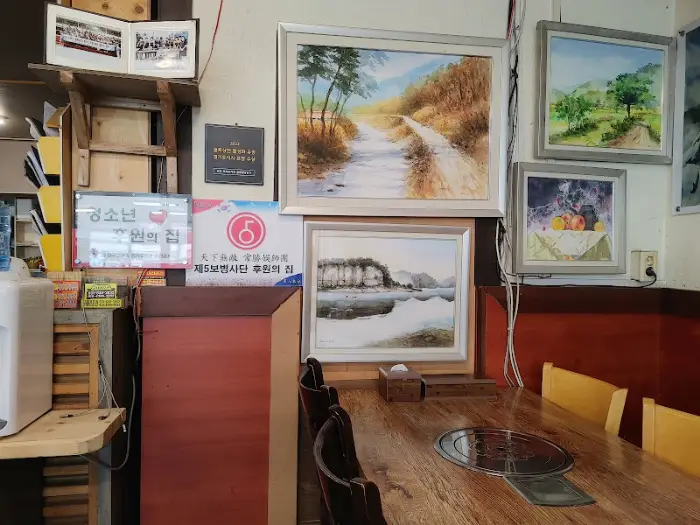 식당 내부 액자