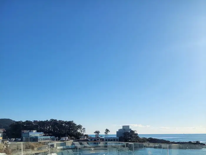 코랄라니 통유리창 너머로 보이는 푸른 바다 풍경