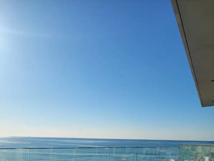 코랄라니 테라스석에서 바라보는 시원한 바다 전경