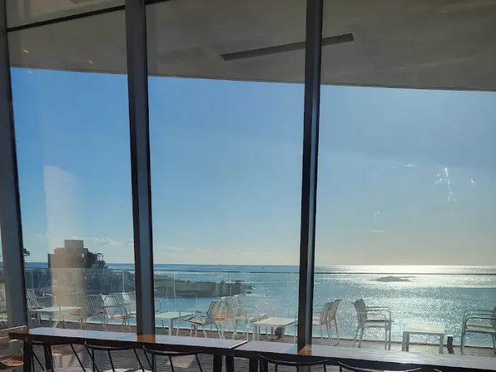 코랄라니 내부에서 보이는 바다 풍경과 테이블 세팅
