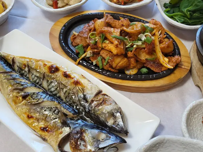 노릇하게 구워진 고등어구이