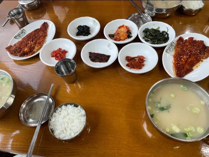 정갈하게 차려진 황태구이 정식 한상차림