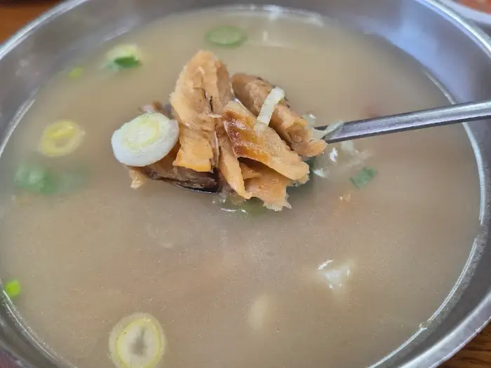 국물에 떠 있는 황태 건더기