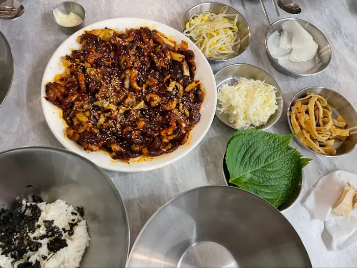 쭈꾸미 볶음과 곁들임 반찬