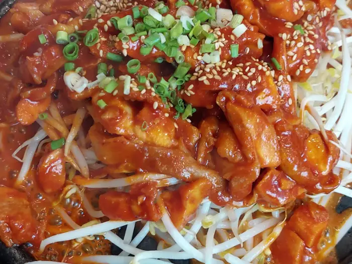 숙주나물과 함께 지글지글 익어가는 촌닭 불고기