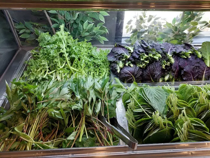 다양한 쌈 채소들이 진열된 모습