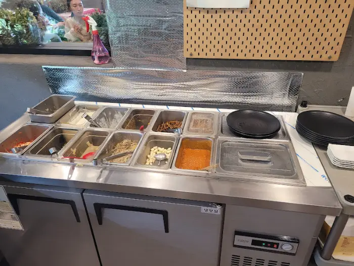 다양한 잎채소가 겹겹이 쌓여있는 모습