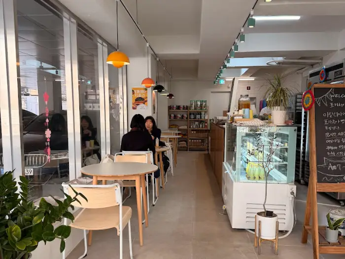 매장 내부 모습, 테이블과 의자, 쇼케이스 등이 보인다