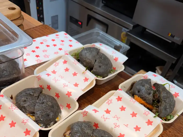 샌드위치가 여러 개 담겨 있는 모습