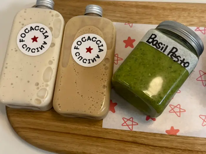 샌드위치의 단면이 보이는 클로즈업 사진