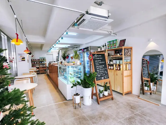 샌드위치 재료와 소스 등이 진열되어 있는 모습