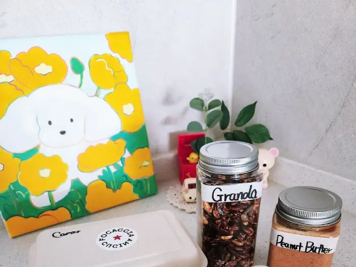 그래놀라와 땅콩버터 병이 보인다