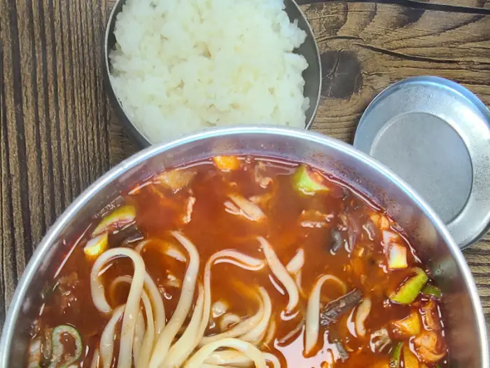 밥과 함께 나온 육개장