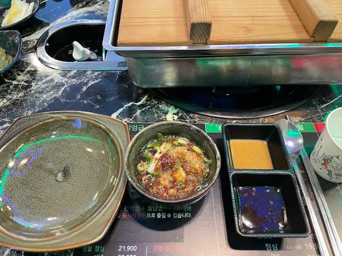 그릇과 소스가 담긴 앞접시 모습