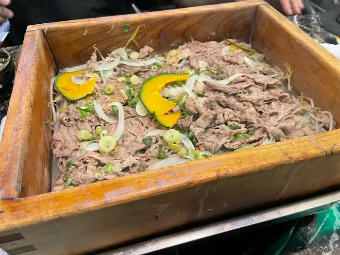 편백찜 솥 안에 쪄지고 있는 소고기와 채소 모습