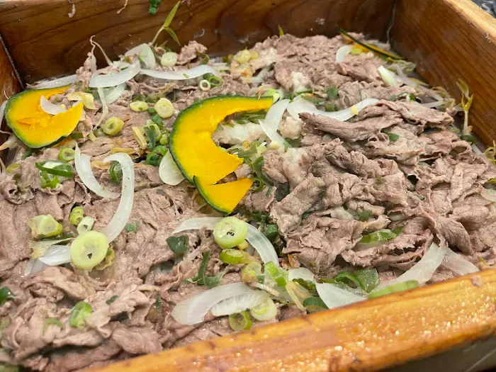 편백찜 솥 안의 소고기와 채소를 클로즈업한 모습