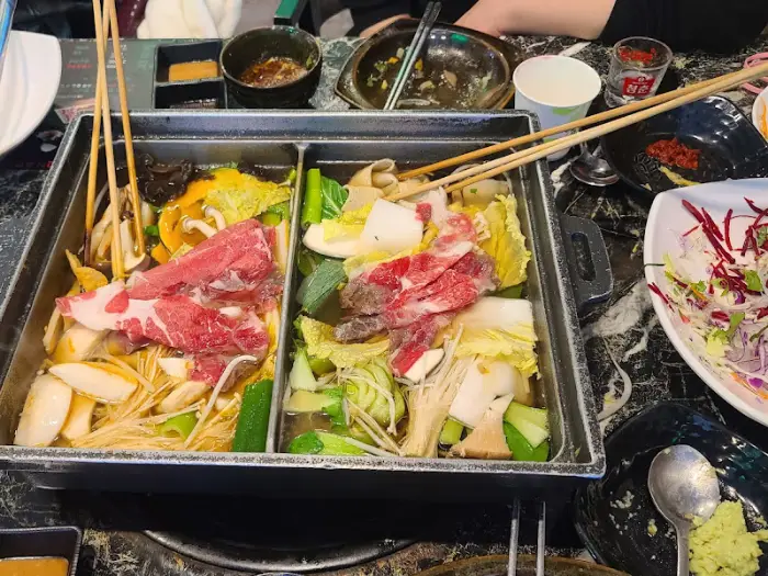 편백찜과 샤브샤브 재료를 클로즈업한 모습