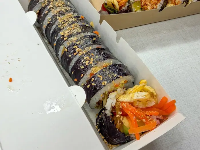 한 줄 포장된 김밥과 곁들임 재료