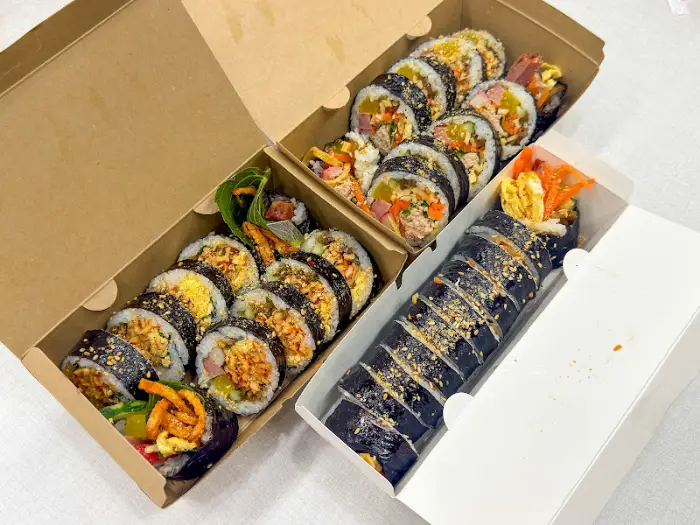 포장된 김밥 여러 개가 박스에 담긴 모습