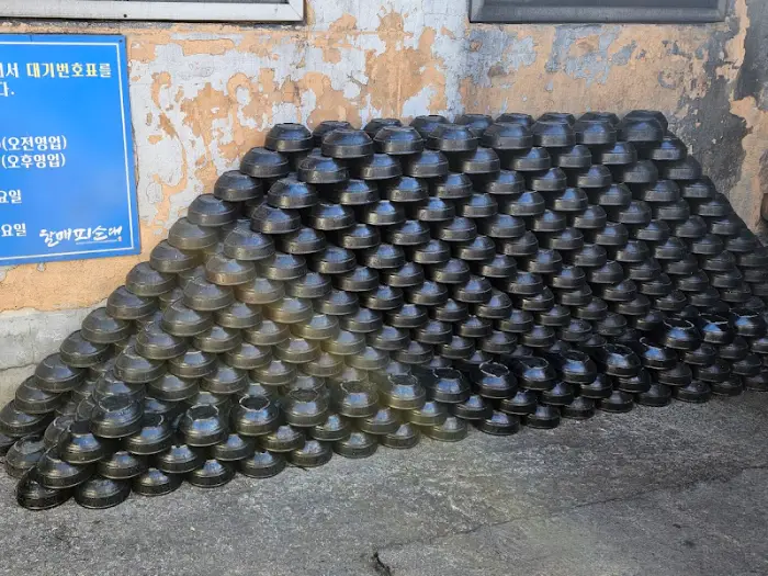 쌓여있는 국그릇들