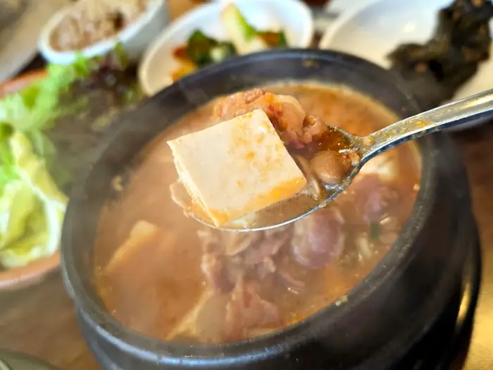 정갈하게 차려진 식탁