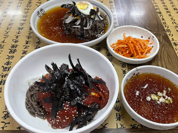 맑은 육수에 면과 고명이 담긴 냉모밀.