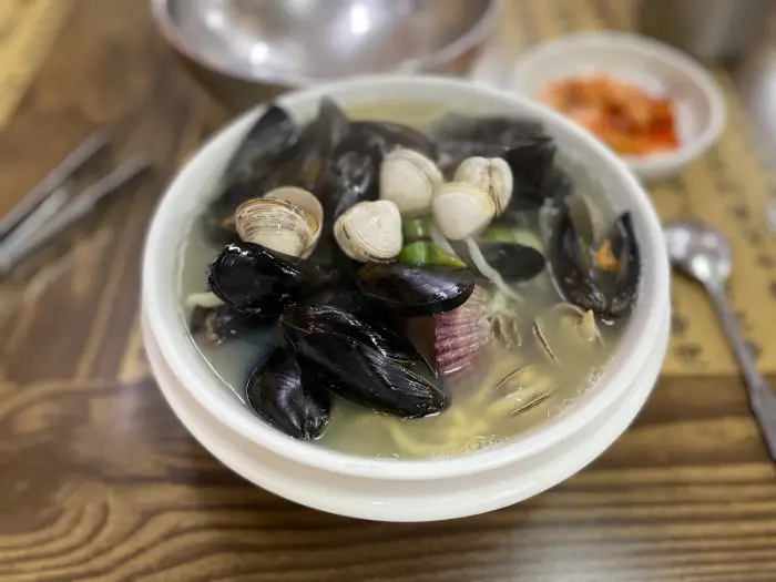조개, 홍합, 새우 등 다양한 해산물이 듬뿍 들어간 칼국수