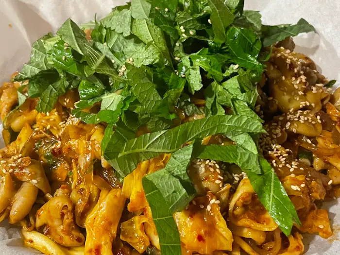 신선한 채소로 덮인 곱창 요리