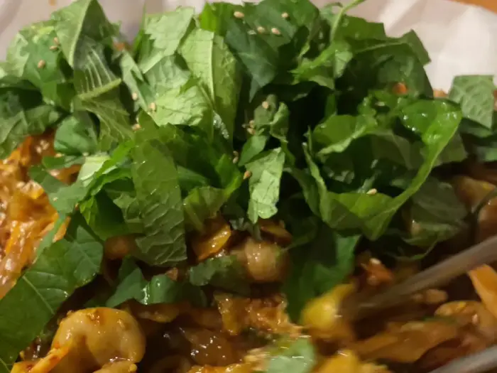 신선한 채소가 듬뿍 올라간 곱창 요리 클로즈업