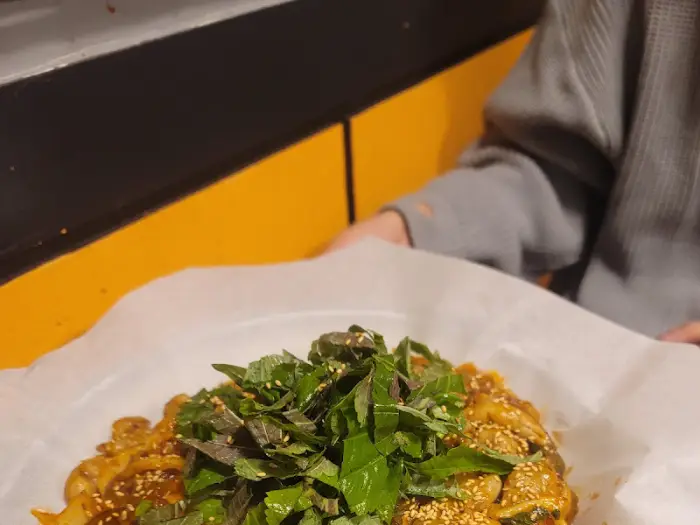 음식 위에 얹어진 신선한 채소