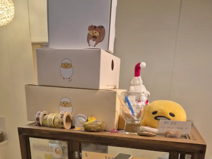 매장 내 전시된 귀여운 캐릭터 상품들