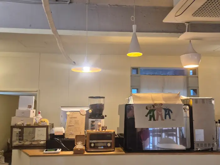 매장 내부의 카운터와 조명