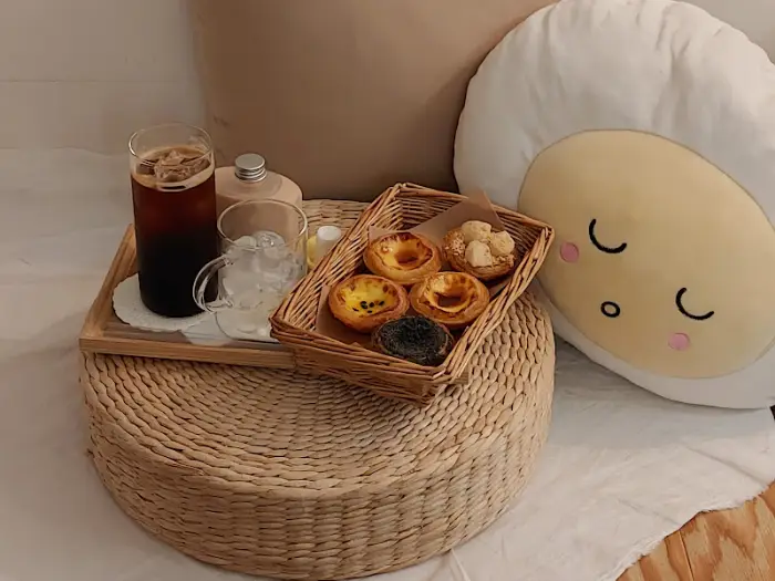 트레이에 담긴 에그타르트와 커피