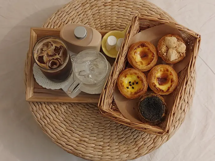 다양한 종류의 에그타르트와 음료