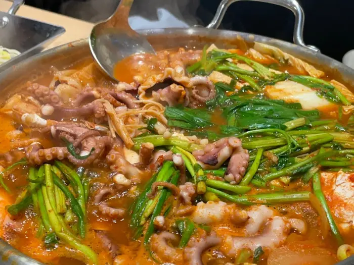 끓고 있는 낙지전골의 모습.
